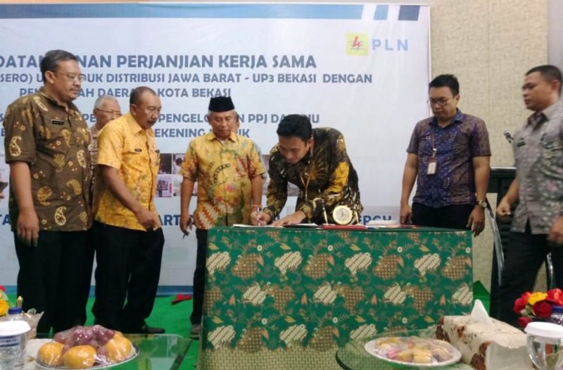 Manager PLN UP3 Bekasi Renny Wahyusetiaswan saat menandatangani surat kerjasama dengan Pemerintah Kota Bekasi.