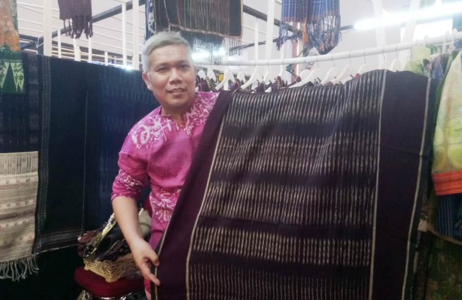 Athan Siahaan Lestarikan Ulos Tanah Toba Usia 345 Tahun. motif runjat