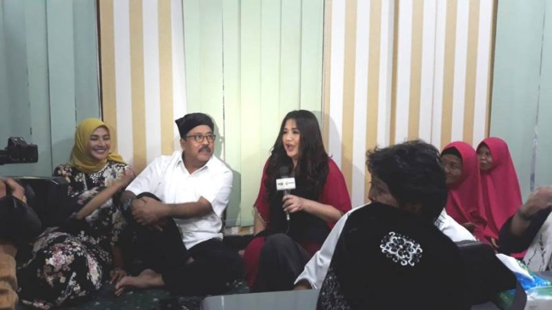 Rano Karno dan para pemeran Si Doel The Movie 2 saat berbuka puasa di Bekasi.