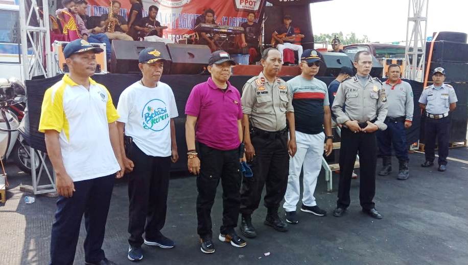 Lomba Tarik Mobil Ramaikan Lomba Kemerdekaan RI di Terminal Kota Bekasi