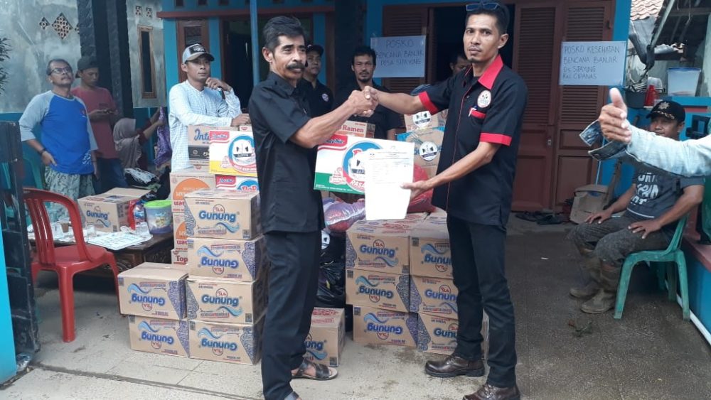 Berikan Bantuan Korban Banjir, Jarum Minta Pemerintah Tindak Penambang Liar