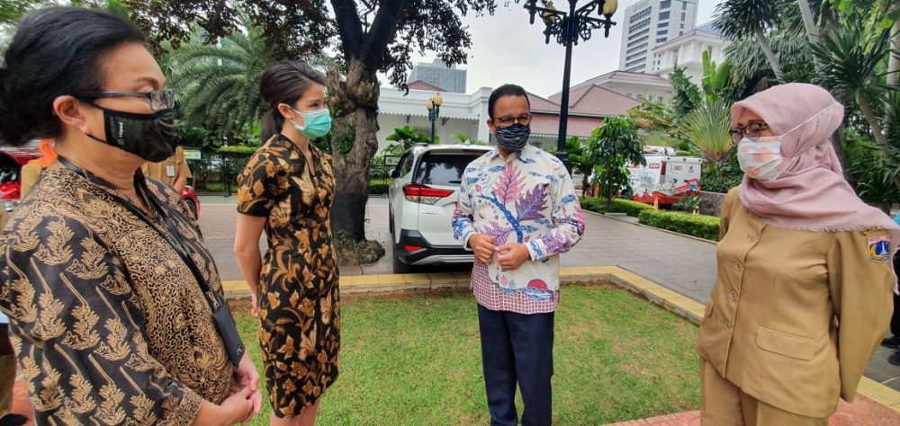 Wakil Direktur Utama Kelompok Siloam, Caroline Riady dan Direktur Siloam dr. Grace Frelita kepada Gubernur DKI Jakarta Anies Baswedan didampingi Kepala Dinas Kesehatan Provinsi DKI Jakarta dr. Widyastuti.
