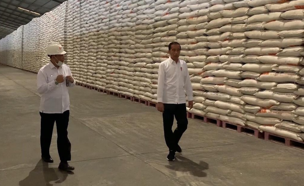 Presiden Jokowi didampingi Dirut Perum Bulog Budi Waseso saat meninjau Gudang Bulog, Maret tahun lalu/Net.