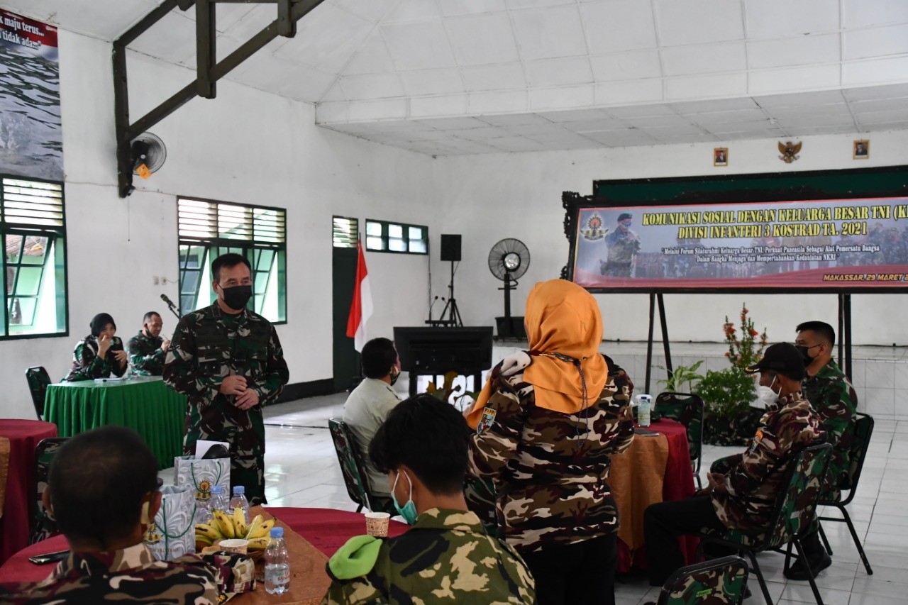 Suasana kegiatan Komsos di Yonarmed 6-105/Tamarunang Makassar, Sulawesi Selatan, Senin (29/3/2021).