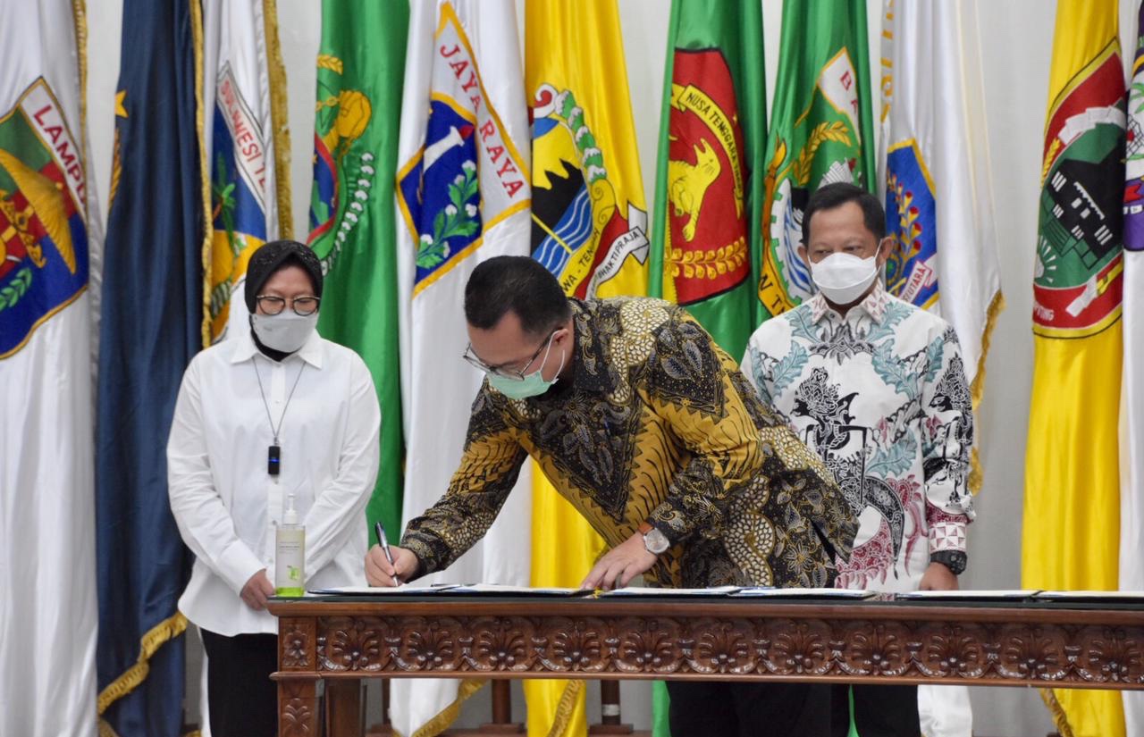 Suasana Penandatanganan Nota Kesepahaman Kementerian Dalam Negeri dan Kementerian Sosial dengan Forum Rektor Indonesia di Gedung C Sasana Bhakti Praja Kantor Kemendagri, Jakarta Pusat, Senin (29/3/2021).