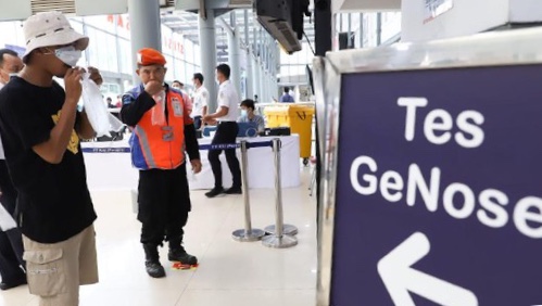 Pelanggan KAI sedang melakukan tes GeNose