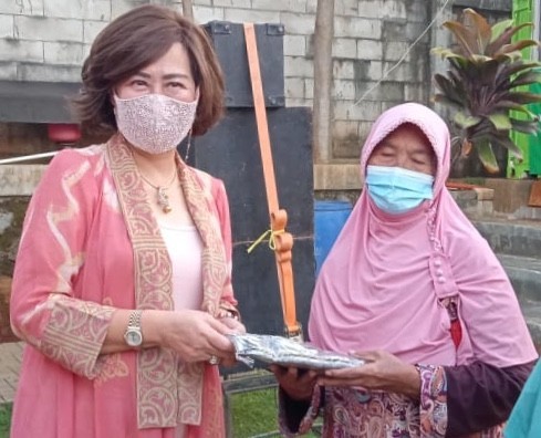 Ketua Yayasan Amal Nusatan Utama Jakarta Emmilya Limardo Effendi saat menyerahkan bantuan secara simbolis kepada warga Cirebon, Rabu (21/4/2021).