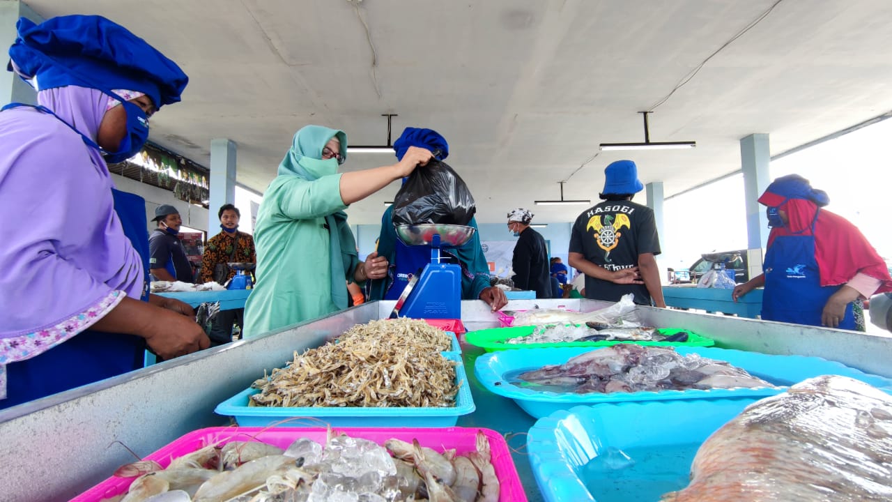Suasana di Pasar Ikan Selo Penganten yang berada di Desa Citemu, Kecamatan Mundu, Kabupaten Cirebon, Kamis (1/4/2021).