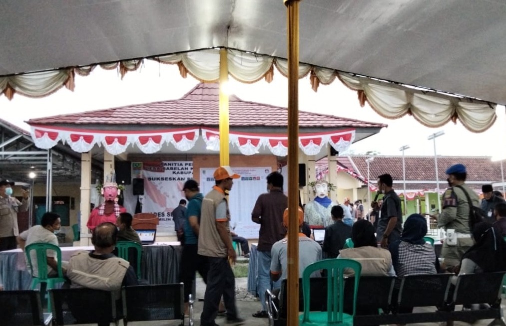 Suasana saat rekapitulasi suara di Desa Babelan Kota, Kecamatan Babelan, Kabupaten Bekasi, Minggu (4/4/2021).