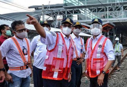 Menteri Perhubungan Budi Karya Sumadi saat meninjau pembangunan Stasiun Bekasi, Minggu (18/4/2021).