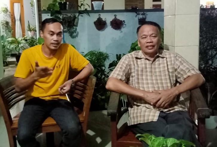 Ato Suparto (kanan) didampingi Ketua Karang Taruna Jatisampurna yang juga merupakan anak kandungnya Suryana (kiri) saat ditemui di rumahnya, Kamis (22/4/2021).