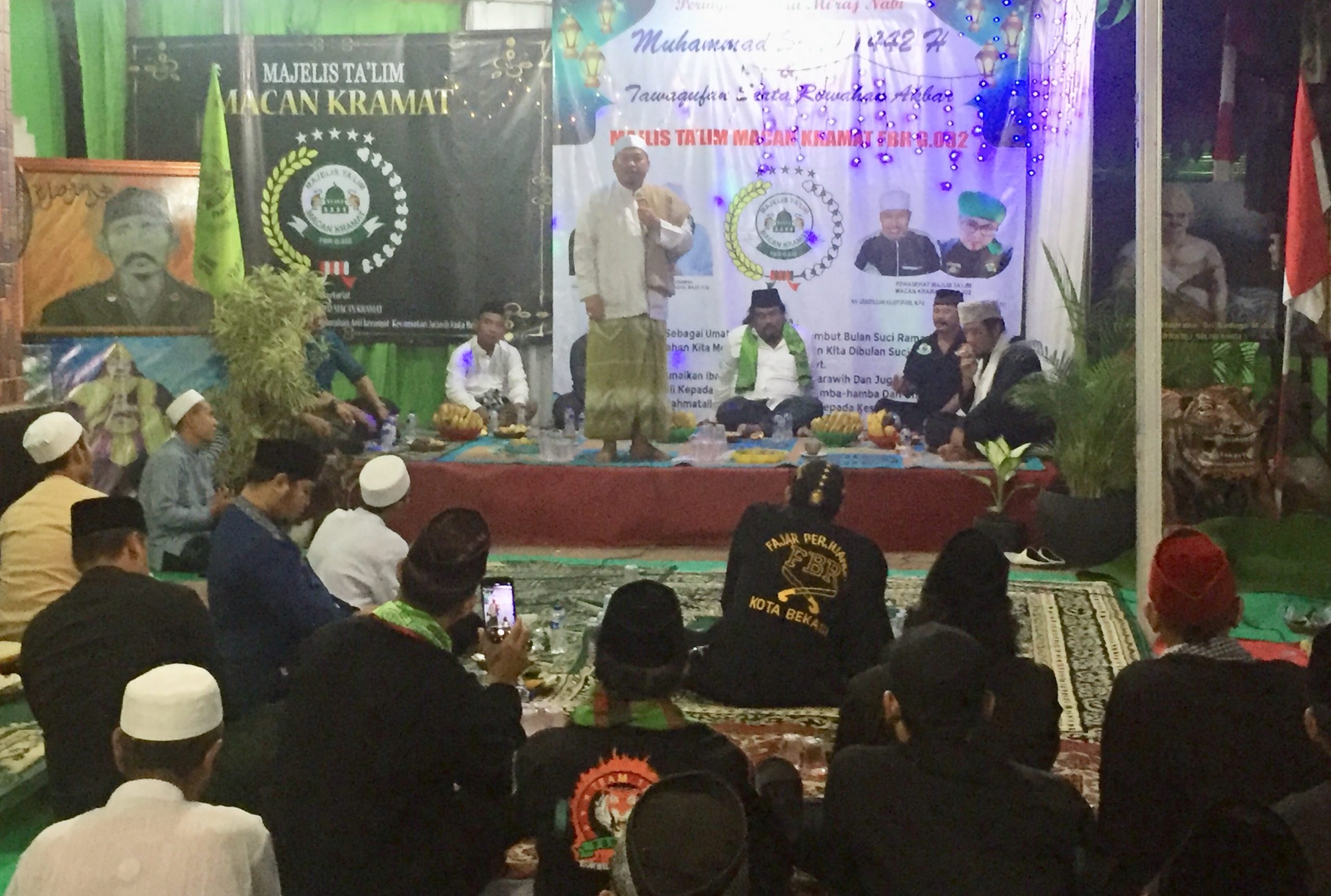 Suasana Kegiatan Ruwahan Forum Betawi Rempug (FBR) Gardu 032 Macan Kramat di Jatikramat, Jatiasih, Bekasi, Rabu (7/4/2021).