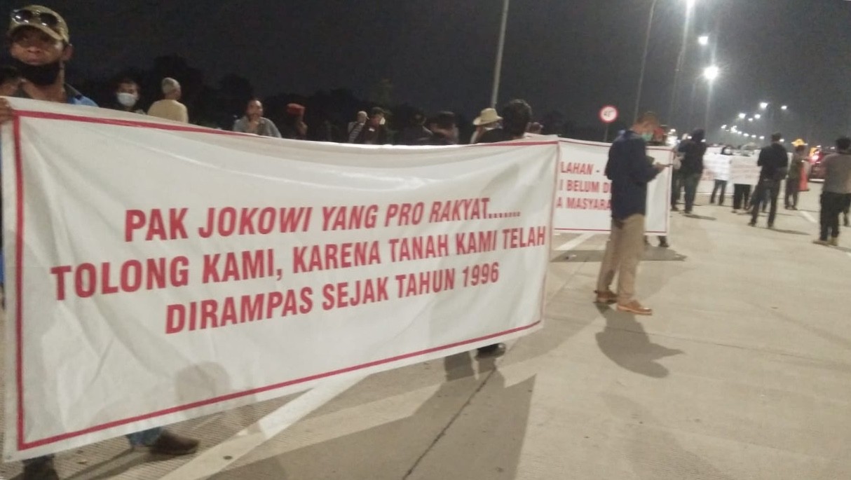 Ratusan warga melakukan aksi unjuk rasa di dekat Gerbang Tol Jatikarya, Jatisampurna, Kota Bekasi, Senin (26/4/2021) Malam.