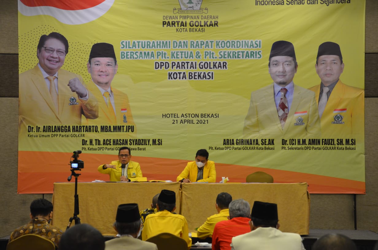 Plt Ketua DPD Golkar Kota Bekasi Aria Girinaya (kanan) dan Plt Sekretaris DPD Golkar Kota Bekasi Amin Fauzi (kiri) saat bertatap muka dengan para kader Golkar Kota Bekasi di Hotel Aston Imperial, Rabu (21/4/2021).