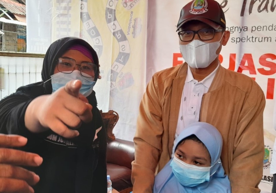 Ketua Forum Jurnalis Bekasi Leny Kurniawati bersama Ketua DPRD Kota Bekasi Choiruman J Putro usai melaksanakan kegiatan di Rumah Autis yang berlokasi di Jalan Al Husna, Kelurahan Jatikramat, Kecamatan Jatiasih, Jumat (2/4/2021).
