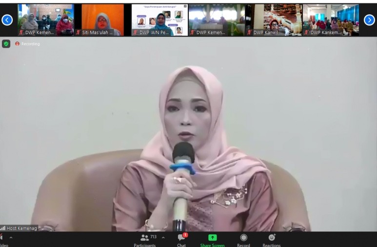 Penasihat Dharma Wanita Persatuan Kementerian Agama Eny Retno Yaqut Cholil Qoumas saat membuka webinar nasional yang bertajuk ‘Saya Perempuan Anti Korupsi’ di Jakarta, Rabu (21/4/2021).