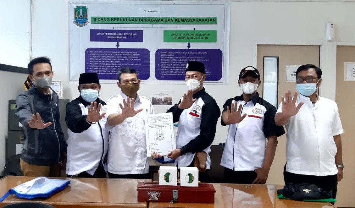 Para Pengurus DPD Forkabi Foto Bersama Usai Menyerahkan Berkas Administrasi di Kantor Kesbangpol Kota Bekasi, Selasa (6/4/2021).