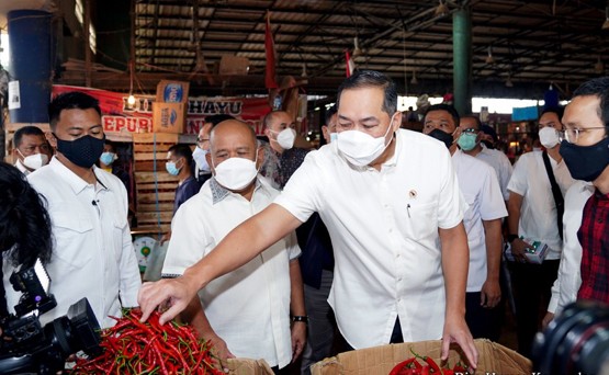 Menteri Perdagangan Republik Indonesia Muhammad Lutfi saat meninjau pasar, Rabu (7/4/2021).