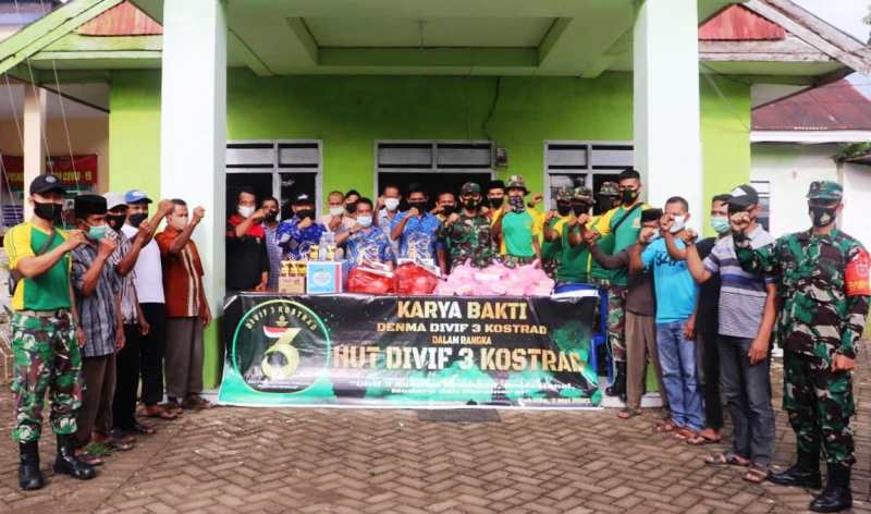 Personil Denma Divif 3Kostrad Bagikan Sembako di Desa Sokkolia