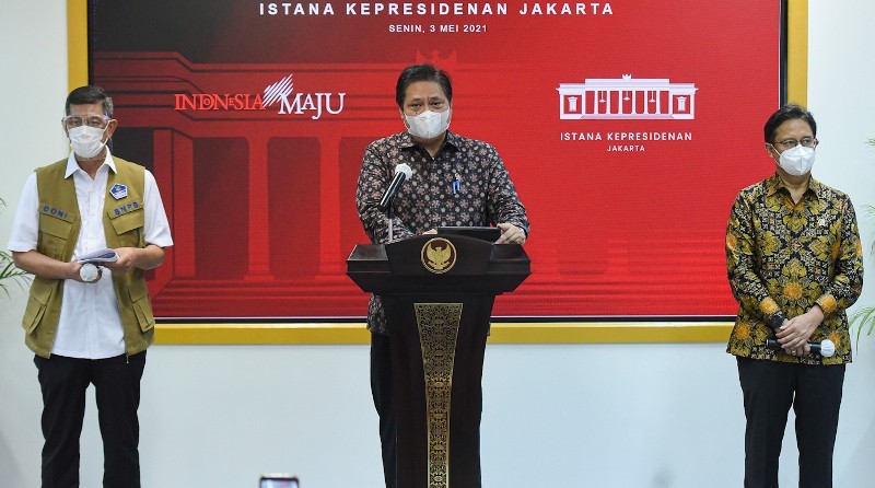 Ketua KPCPEN Airlangga Hartarto didampingi Menkes Budi G. Sadikin dan Ketua Satgas Penanganan COVID-19 Doni Monardo.