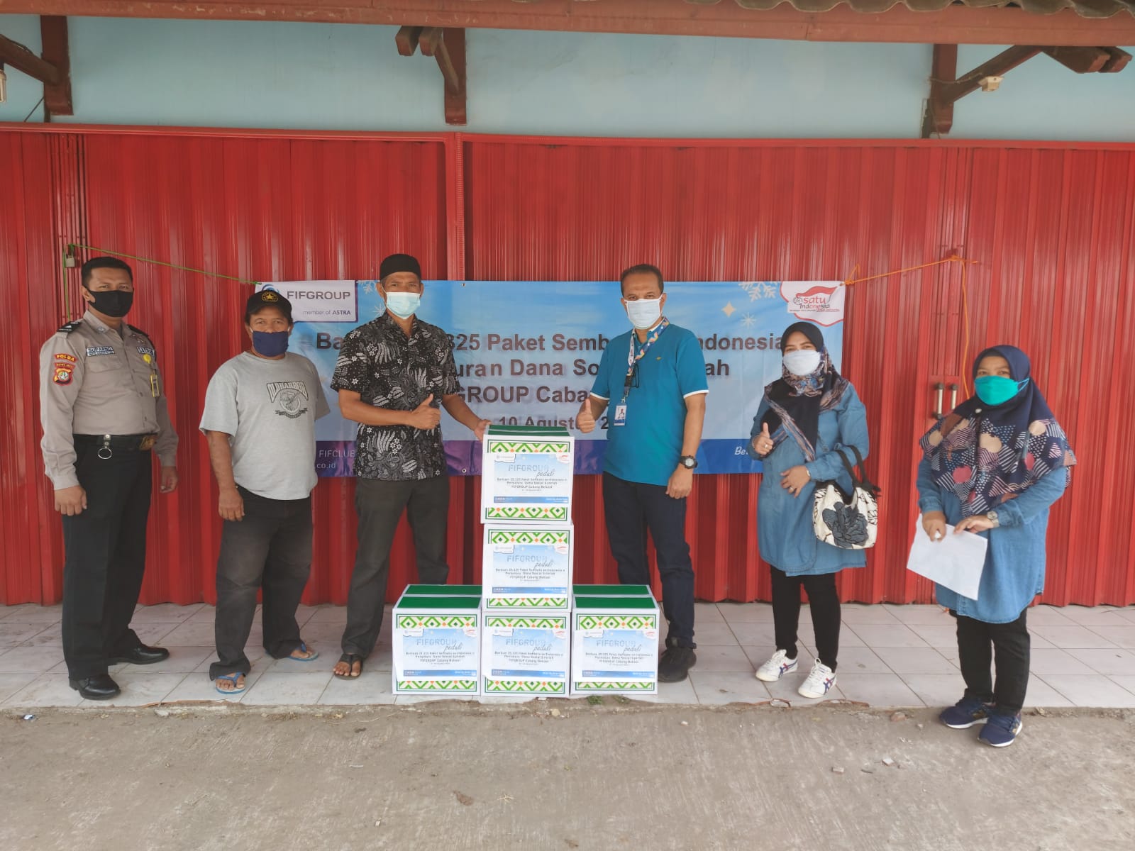 BM FIFGROUP Cabang Bekasi 1, Syarifuddin menyerahkan 175 paket sembako kepada Oim (selaku rt setempat)dan juga ditemani MITRA BABINSA DAN MITRA POLISI pada hari Sabtu, 07 Agustus 2021 yang berlokasi di Kp.Rawa Panjang rt 03 rw 03 kel.Rawa Panjang kec.Rawa Lumbu Bekasi Timur.
