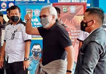 Musisi Senior Iwan Fals datangi Gedung Sentra Pelayanan Kepolisian Terpadu Polda Metro Jaya, Kamis (4/11/2021).