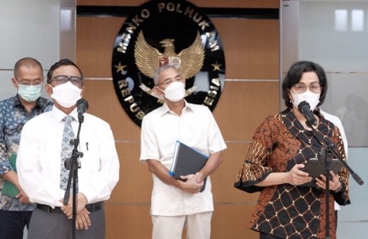 Menteri Koordinator Bidang Politik, Hukum, dan Keamanan Mahfud MD (kiri) dan Menteri Keuangan Sri Mulyani Indrawati (kanan) saat melakukan konferensi pers terkait penyitaan aset Grup Texmaco di Kantor Kementerian Politik, Hukum, dan Keamanan, Jakarta, Kamis (23/12/2021).