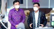 Komandan Sirkuit MotoGP Mandalika Hadi Tjahjanto (kiri) dan Menteri Komunikasi dan Informatika Johnny G. Plate (kanan) usai melakukan pertemuan membahas kesiapan event MotoGP Mandalika di Jakarta Pusat, Senin (27/12/2021).