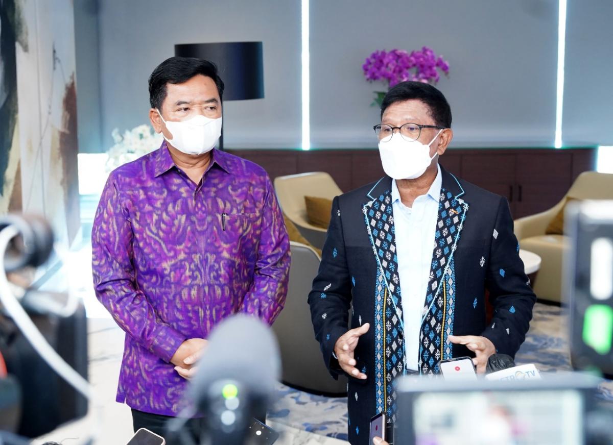 Komandan Sirkuit MotoGP Mandalika Hadi Tjahjanto (kiri) dan Menteri Komunikasi dan Informatika Johnny G. Plate (kanan) usai melakukan pertemuan membahas kesiapan event MotoGP Mandalika di Jakarta Pusat, Senin (27/12/2021).