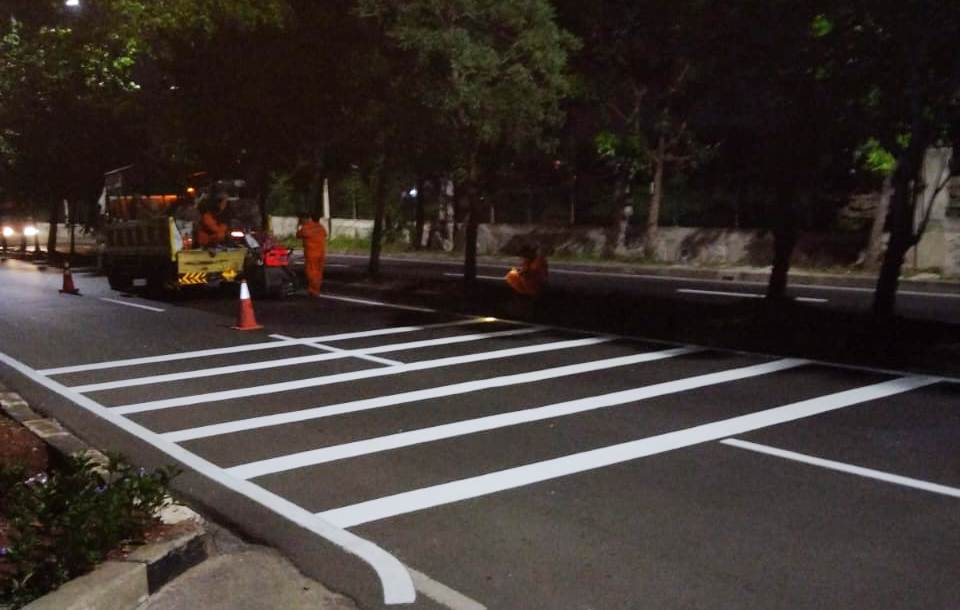 Cegah Balap Liar, Marka Jalan dan Garis Kejut Dipasang di I Gusti Ngurah Rai