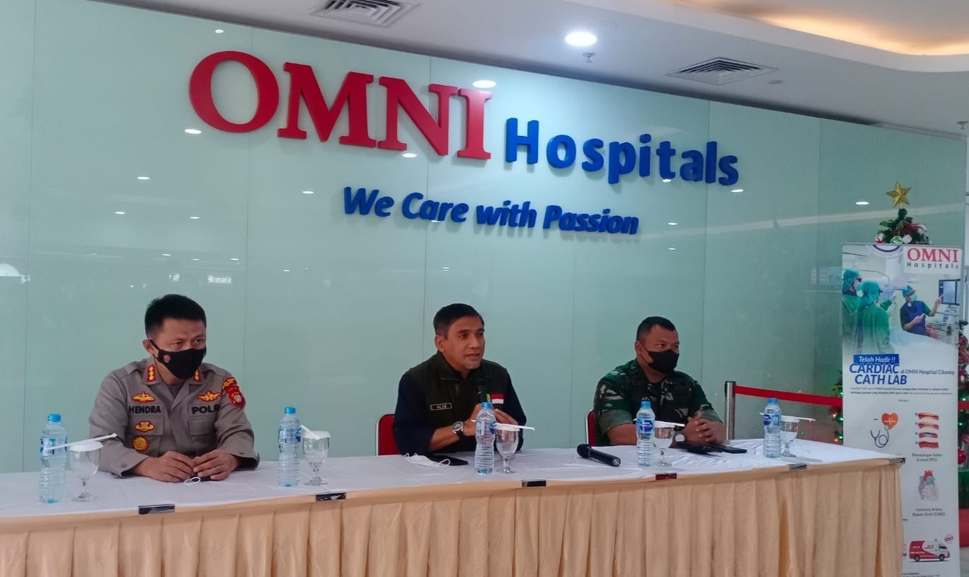 Juru Bicara Satgas Percepatan Penanganan Covid-19 Kabupaten Bekasi, dr. Alamsyah bersama Wakil Ketua Satgas Covid-19 Kabupaten Bekasi Kombes Pol Hendra Gunawan dan Dandim 0509/Kabupaten Bekasi, Letkol Kav Tofan Tri Anggoro menggelar konferensi pers di RS Omni Cikarang pada Kamis (09/12/21)).