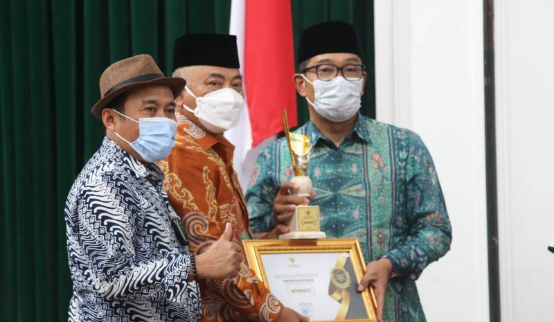 Rahmat Effendi Terima Penghargaan dari Komisi Informasi Publik Jabar