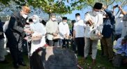 Ridwan Kamil berziarah ke kuburan massal korban Tsunami Aceh.
