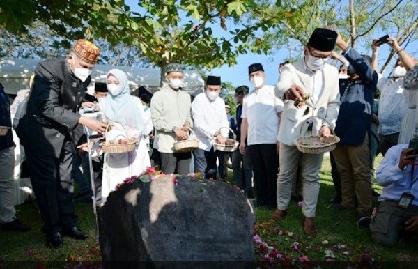 Ridwan Kamil berziarah ke kuburan massal korban Tsunami Aceh.