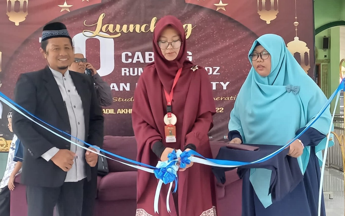 Direktur Al Quran University Umar Anzilin (kiri) dan Direktur Rumah Infaq Tika Ariandini Putri (tengah) secara simbolis melakukan pengguntingan pita saat meresmikan 10 Rumah Tahfidz Al Quran University di Masjid Al Kautsar Metland Tambun, Bekasi pada Sabtu (29/1/2022).