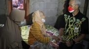 Gubernur Jawa Tengah Ganjar Pranowo menyambangi rumah Eyang Darsih yang merupakan salah satu keluarga penerima manfaat (KPM) yang masuk kategori kemiskinan ekstrem di Kecamatan Cilongok, Kebumen, Jawa Tengah pada Rabu (12/1/2022).