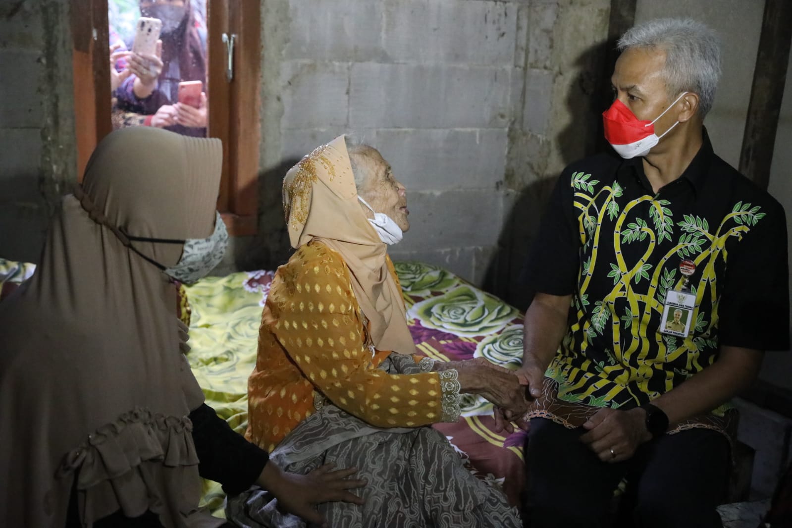 Gubernur Jawa Tengah Ganjar Pranowo menyambangi rumah Eyang Darsih yang merupakan salah satu keluarga penerima manfaat (KPM) yang masuk kategori kemiskinan ekstrem di Kecamatan Cilongok, Kebumen, Jawa Tengah pada Rabu (12/1/2022).