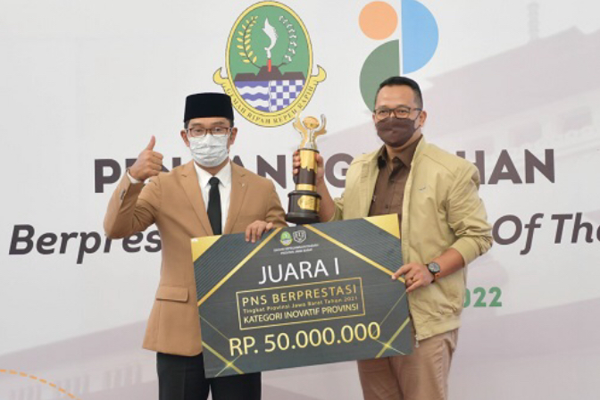 Gubernur Jawa Barat Ridwan Kamil (kiri)