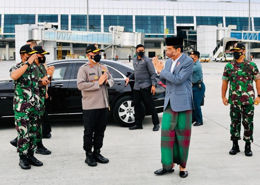Presiden Joko Widodo saat bertolak menuju Kalimantan Timur untuk menghadiri pengukuhan PBNU dan melakukan kunjungan kerja di Kota Balikpapan, Senin (31/1/2022).