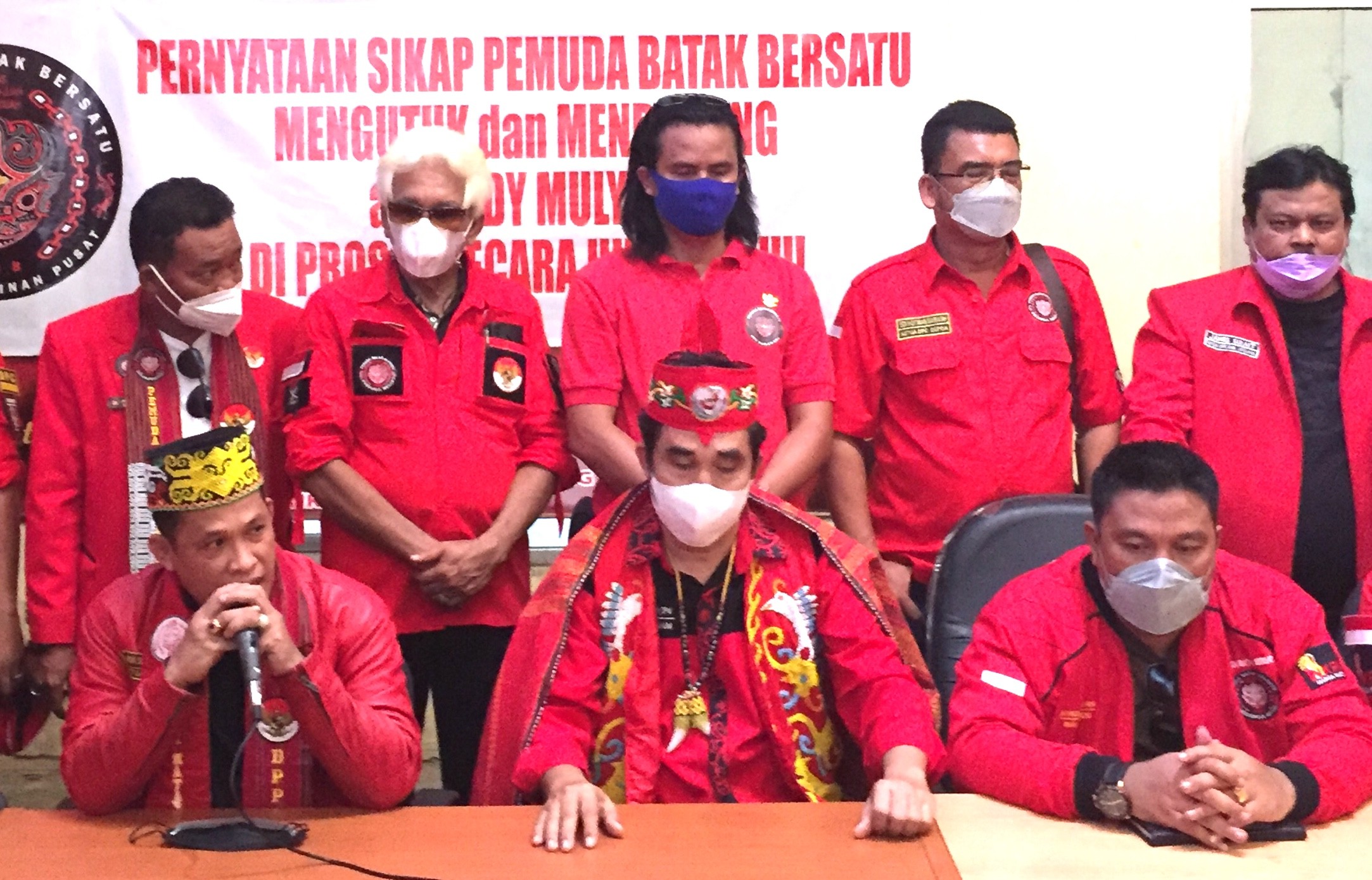 Lambok F. Sihombing Ketua Umum PBB (kiri) dan Lawadih Musa Sekretaris Umum Dewan Adat Kalimantan (tengah) saat konferensi pers bersama di Balai Latihan Kerja DPP PBB, Bekasi, Jawa Barat, Kamis (27/1/2022).