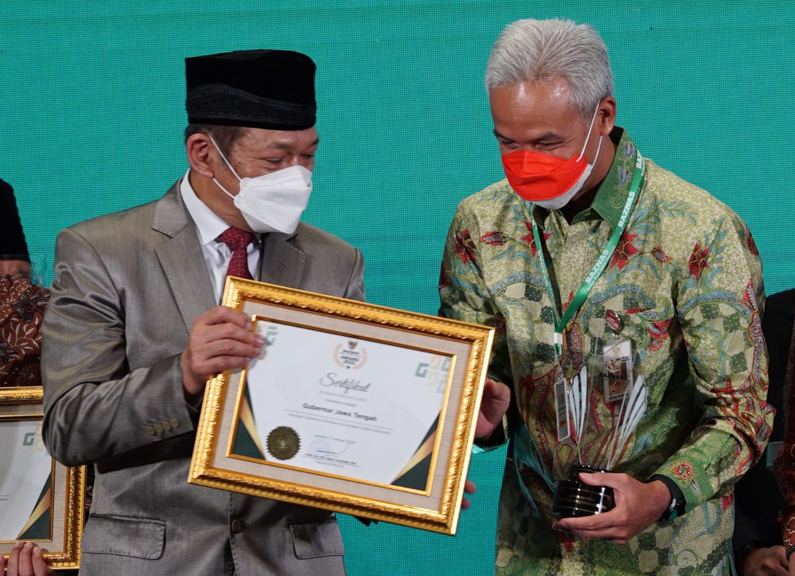Gubernur Jawa Tengah Ganjar Pranowo (kanan) saat menerima penghargaan dari Badan Amil Zakat Nasional di The Sultan Hotel, Jakarta pada Senin (17/1/2022).