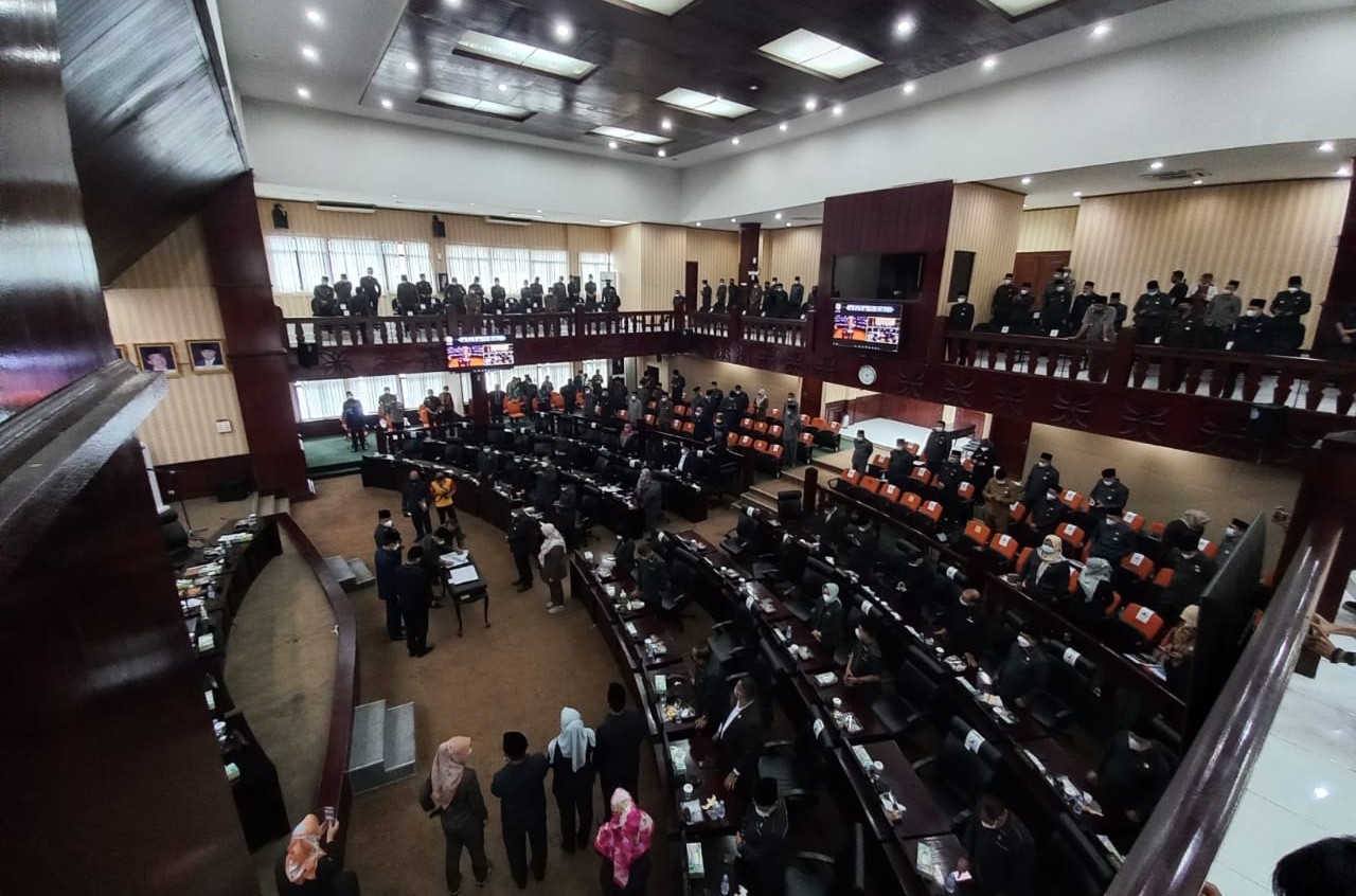 Suasana usai rapat paripurna antara DPRD Kota Bekasi dengan Pemerintah Kota Bekasi, Rabu (5/1/2022).