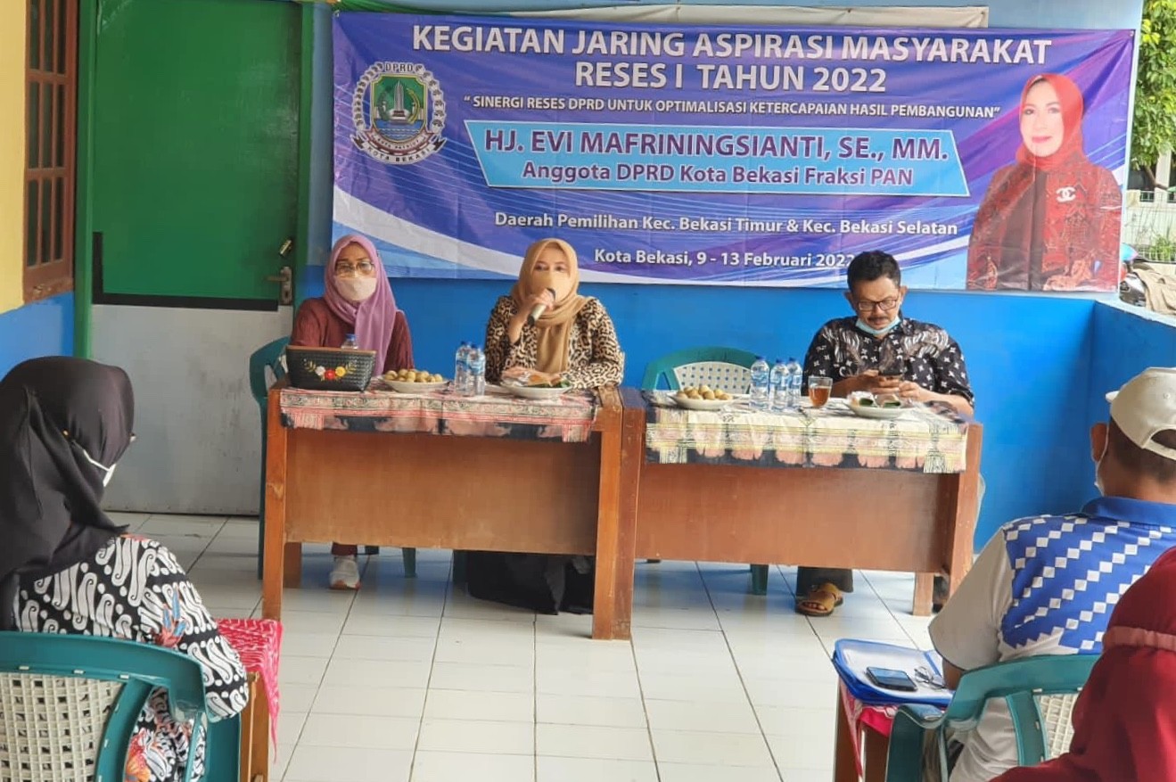 Anggota DPRD Kota Bekasi Fraksi Partai Amanat Nasional (tengah) Evi Mafriningsianti saat melakukan kegiatan reses di wilayah RW 9 Aren Jaya, Bekasi Timur. (Foto/Istimewa)