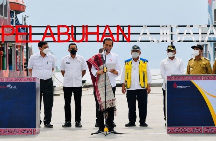 Presiden Joko Widodo (tengah) saat memberikan sambutan dalam prosesi peresmian tujuh pelabuhan di Danau Toba, Rabu (2/2/2022). (Foto/Net)