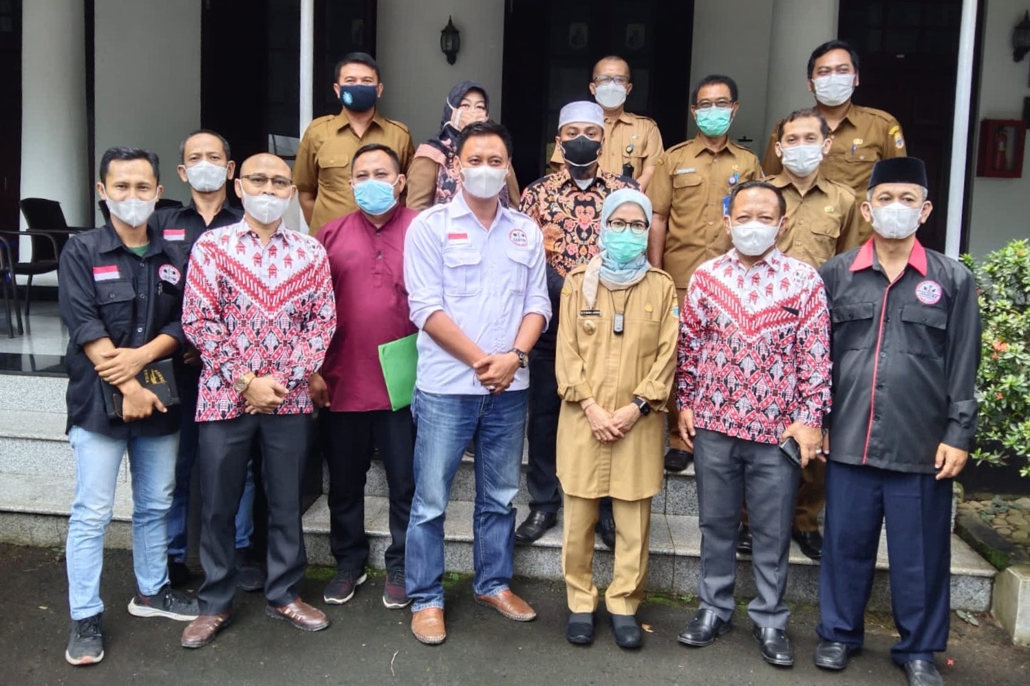 Bupati Lebak Iti Octavia Jayabaya foto bersama setelah menerima kunjungan silaturahmi para pengurus Ormas Jarum di Pendopo Bupati Lebak, Banten pada Senin (21/2/2022). (Foto/Istimewa)
