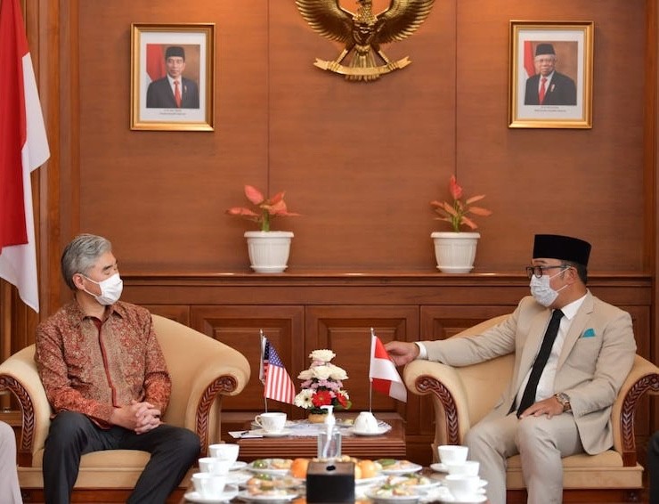 Duta Besar Amerika Serikat untuk Indonesia Sung Y. Kim (kiri) bertemu dengan Gubernur Jawa Barat Ridwan Kamil (kanan) di Gedung Sate, Bandung, Jawa Barat, Rabu (23/2/2022). (Foto/Net)