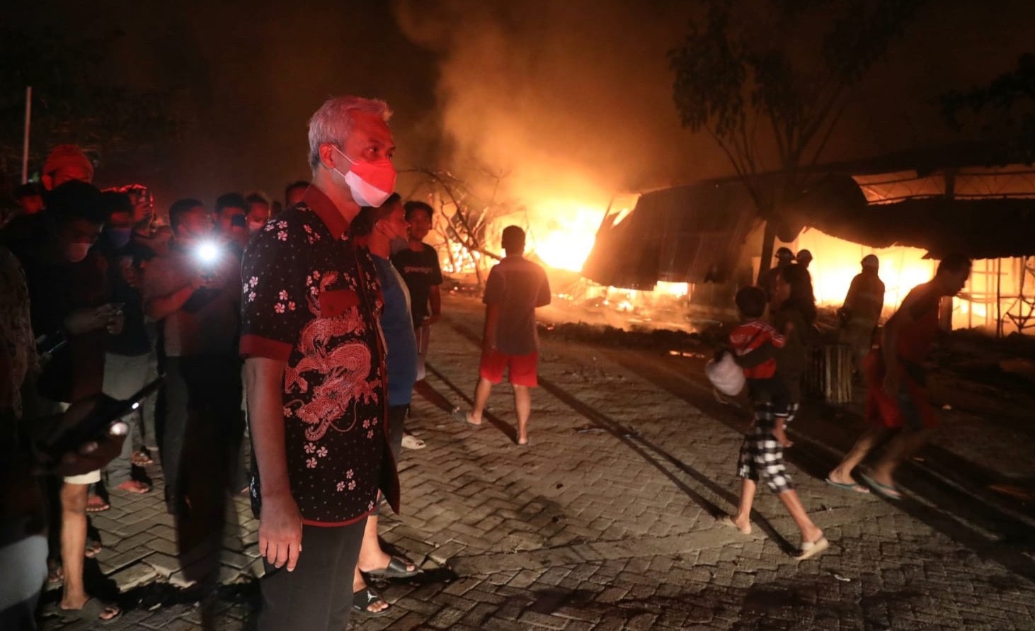 Gubernur Jawa Tengah Ganjar Pranowo saat terjun ke lapangan memantau penanganan kebakaran di Pasar Johar, Jawa Tengah pada Rabu (2/2/2022) malam.