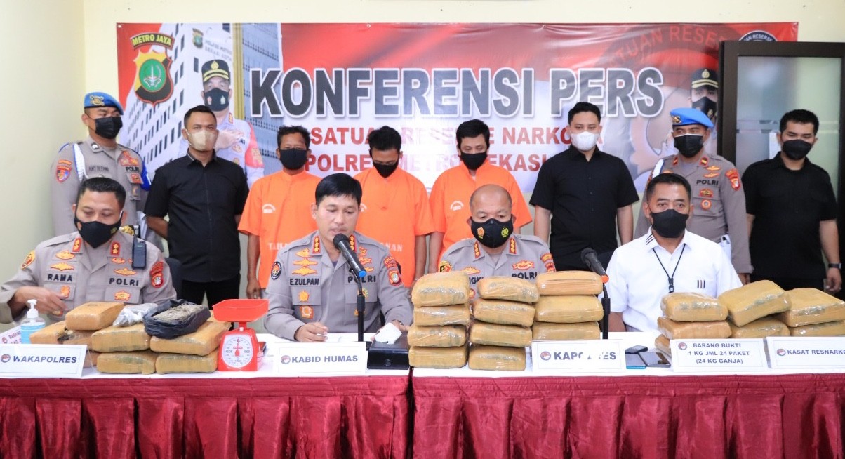 Suasana konferensi pers Polres Metro Bekasi Kota terkait pengungkapan 31 kg narkotika jenis ganja, Rabu (2/2/2022).