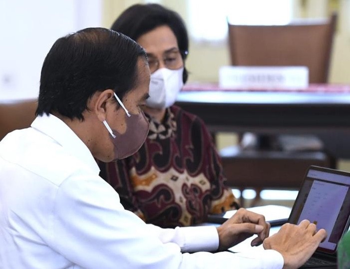 Presiden Joko Widodo (kiri) dan Menteri Keuangan Sri Mulyani Indrawati (kanan)