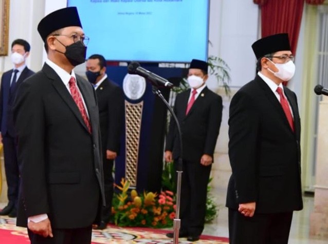 Kepala Otorita Bambang Susantono (kiri) dan Dhony Rahajoe Wakil Kepala Otorita Ibu Kota Negara Nusantara (kanan) saat dilantik Presiden Joko Widodo di Istana Negara, Jakarta, Kamis (10/3/2022).